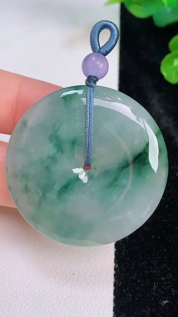 天然A货翡翠冰种飘花平安扣吊坠，尺寸39.2-5.3，重量:18.32g
7月28日