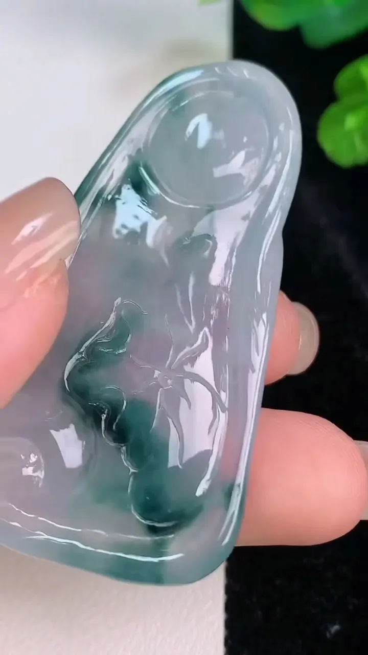 天然A货翡翠冰种飘花梅花鹿吊坠，尺寸56-29.3-5.5，重量:18.66g
7月28日