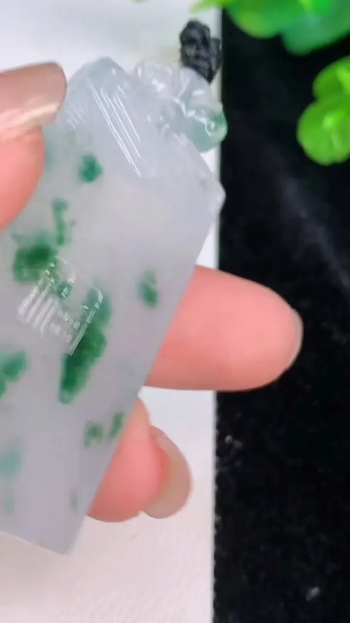 天然A货翡翠冰种飘花仿古无事牌吊坠，尺寸46.3-28-4.6，重量:18.29g
7月28日