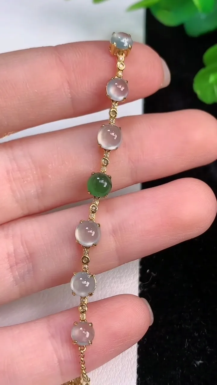 天然A货翡翠种双彩蛋面手链，尺寸4.5-4.2，重量:2.69g
7月28日