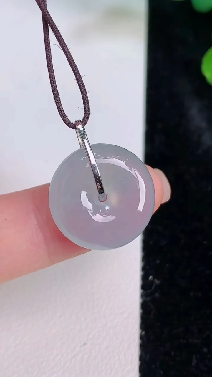 天然A货翡翠种白冰平安扣吊坠，尺寸16.4-5.5，重量:3.35g
7月28日