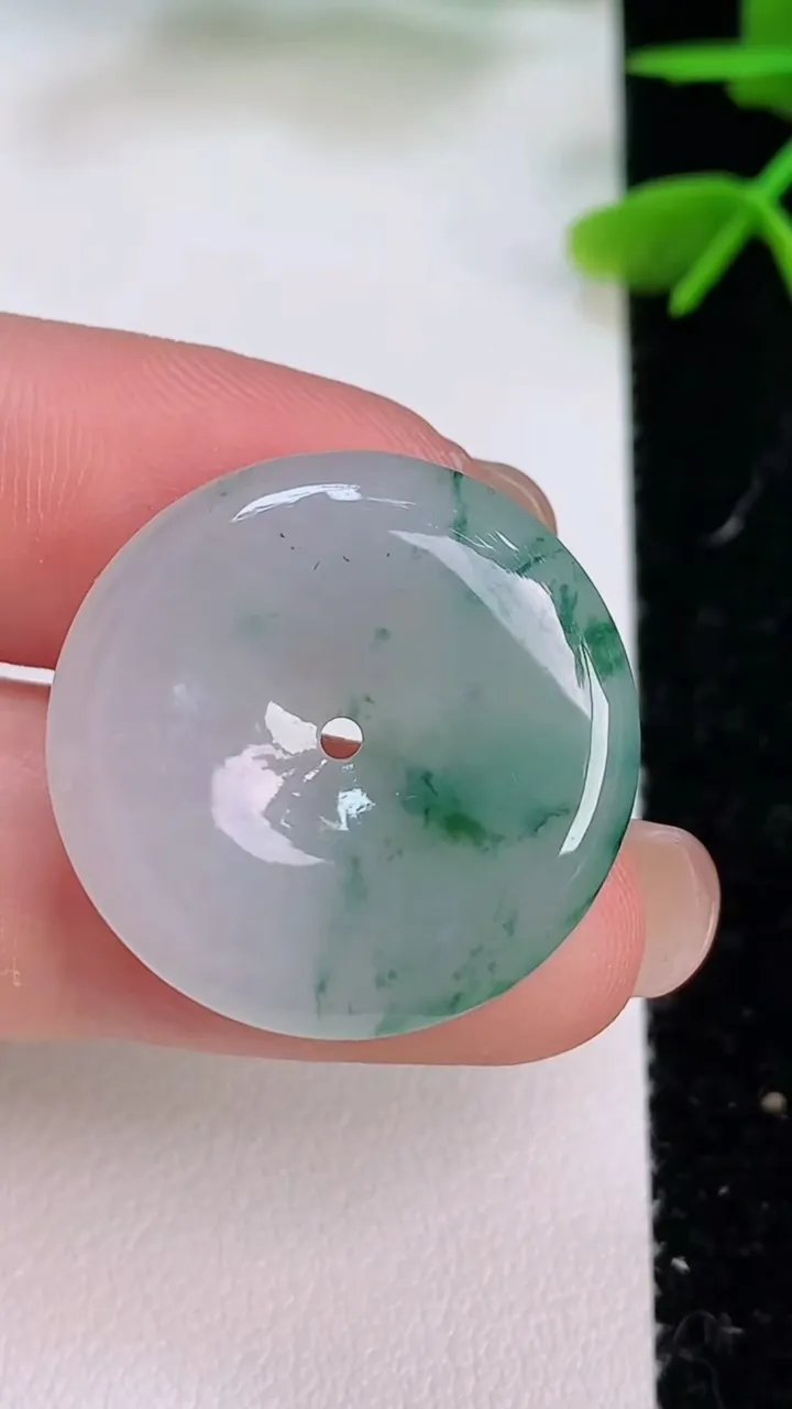 天然A货翡翠冰种飘花平安扣吊坠，尺寸24.5-4.8，重量:6.05g
7月28日