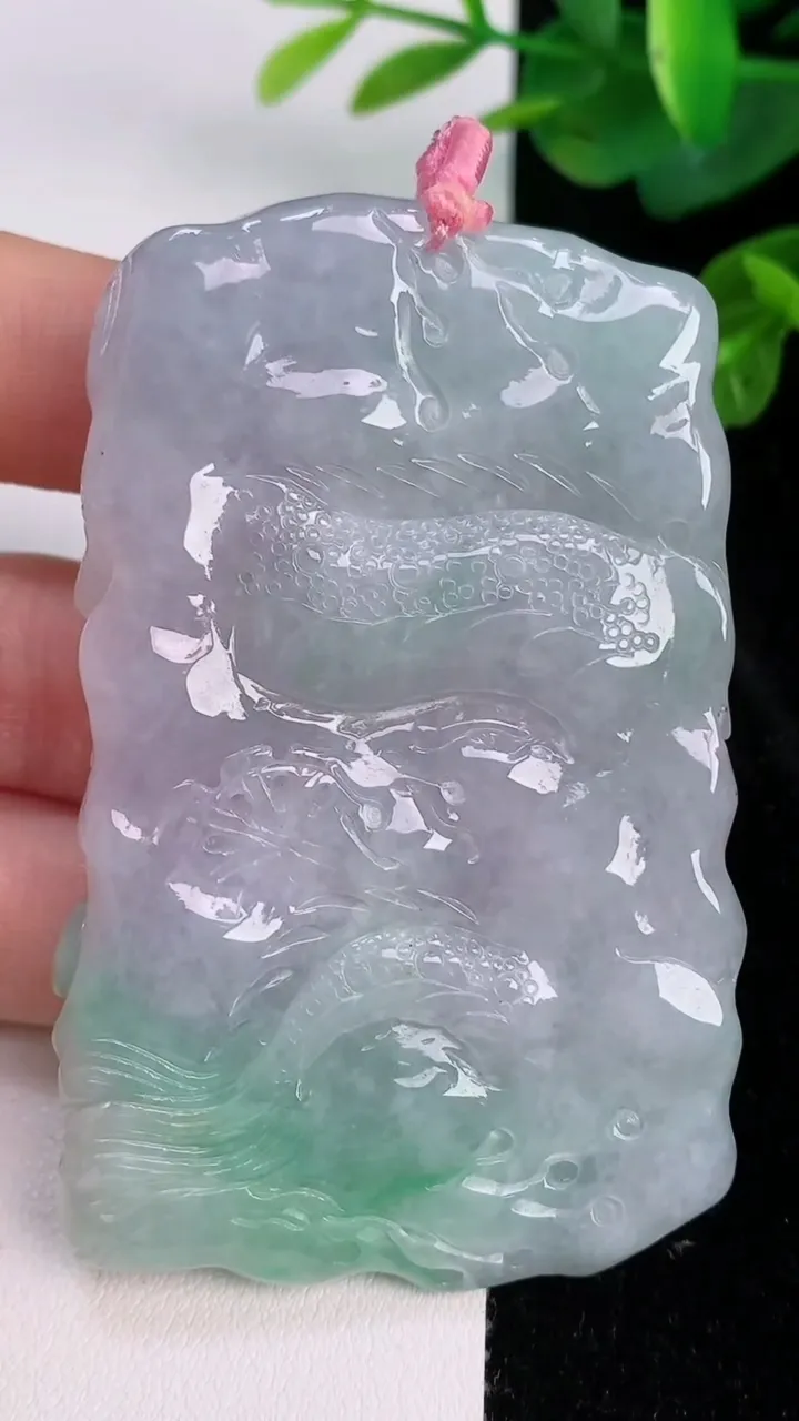 天然A货翡翠龙牌吊坠，尺寸70-43.7-9，重量:69.67g
7月28日