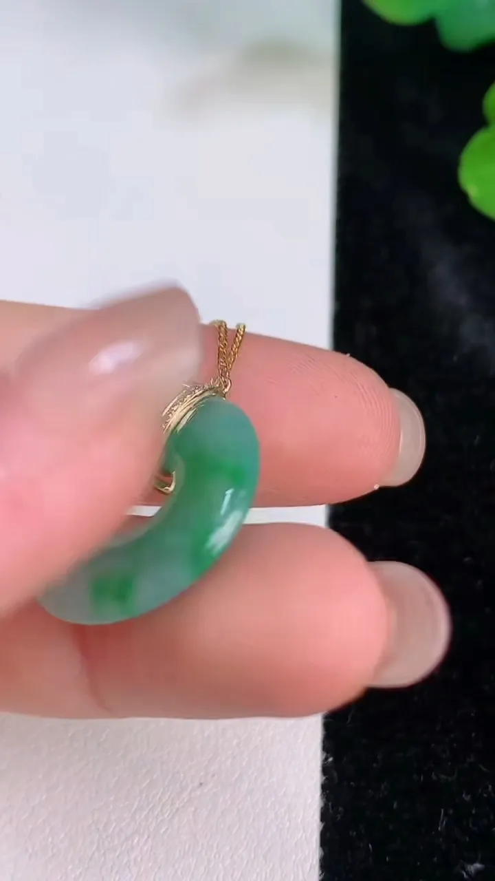 天然A货翡翠平安环吊坠，尺寸20-3.4，重量:4.10g
7月28日