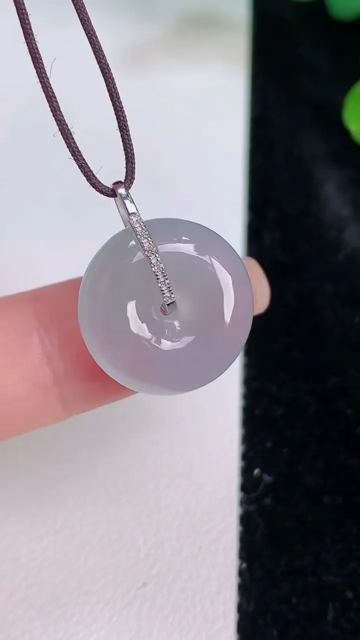 天然A货翡翠种白冰平安扣吊坠，尺寸16.4-5.5，重量:3.35g
7月28日