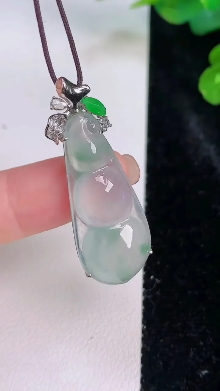 天然A货翡翠种飘花福豆吊坠，尺寸32.8-14.4-6，重量:4.95g
7月28日