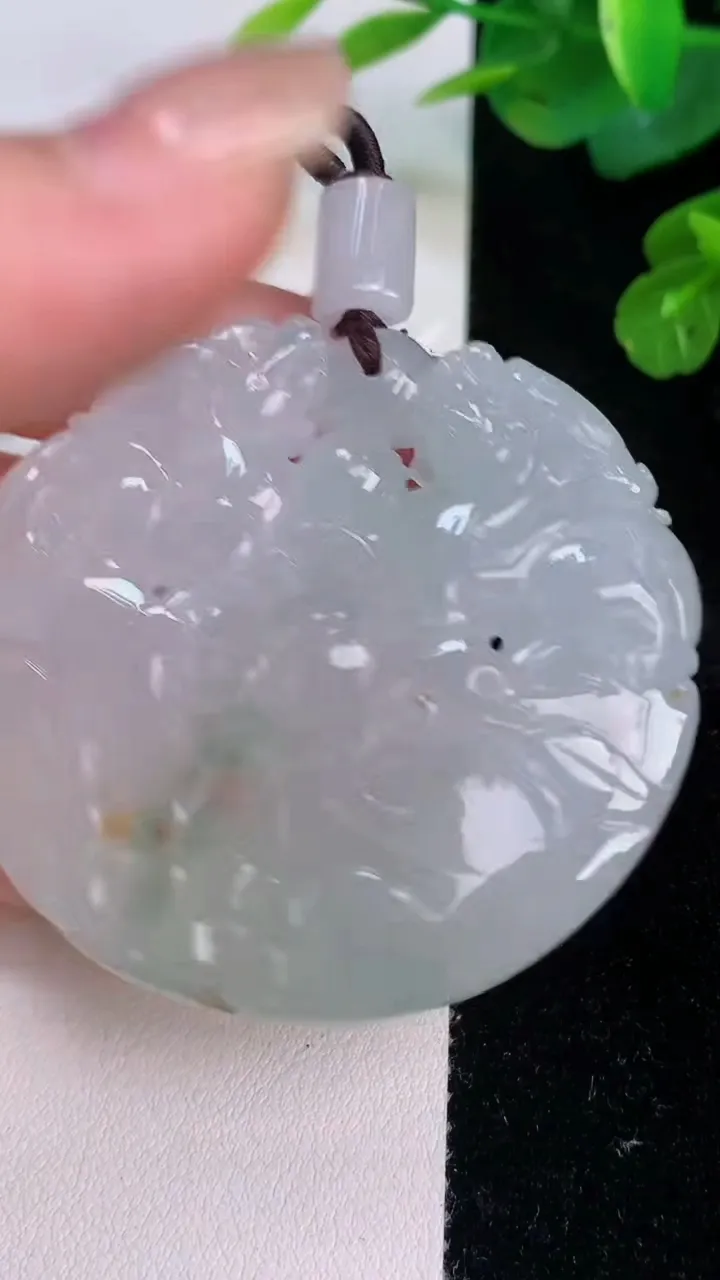 天然A货翡翠貔貅牌吊坠，尺寸40.2-50.2-9.7，重量:50.60g
7月28日