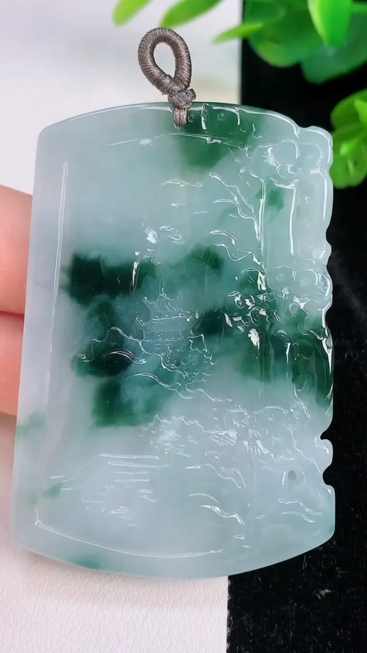 天然A货翡翠牌吊坠，尺寸61.6-42-5.2，重量:33.65g
7月28日