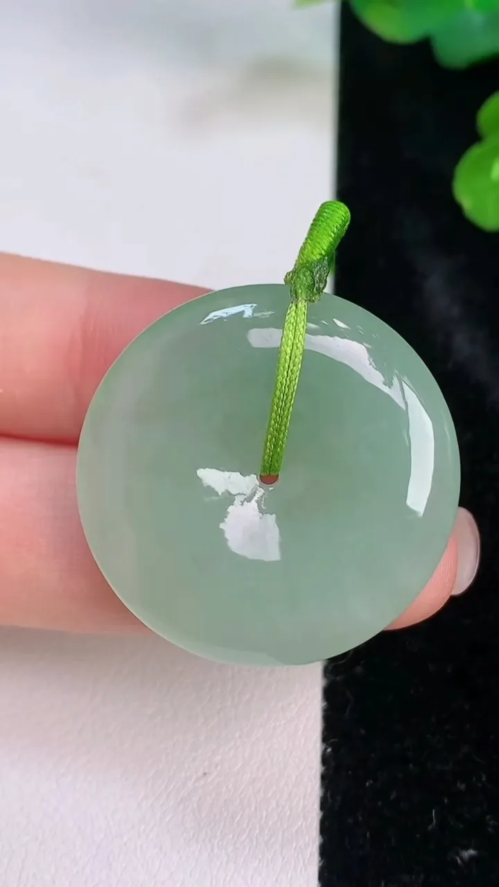 天然A货翡翠平安扣吊坠，尺寸30.6-5.8，重量:11.94g
7月28日