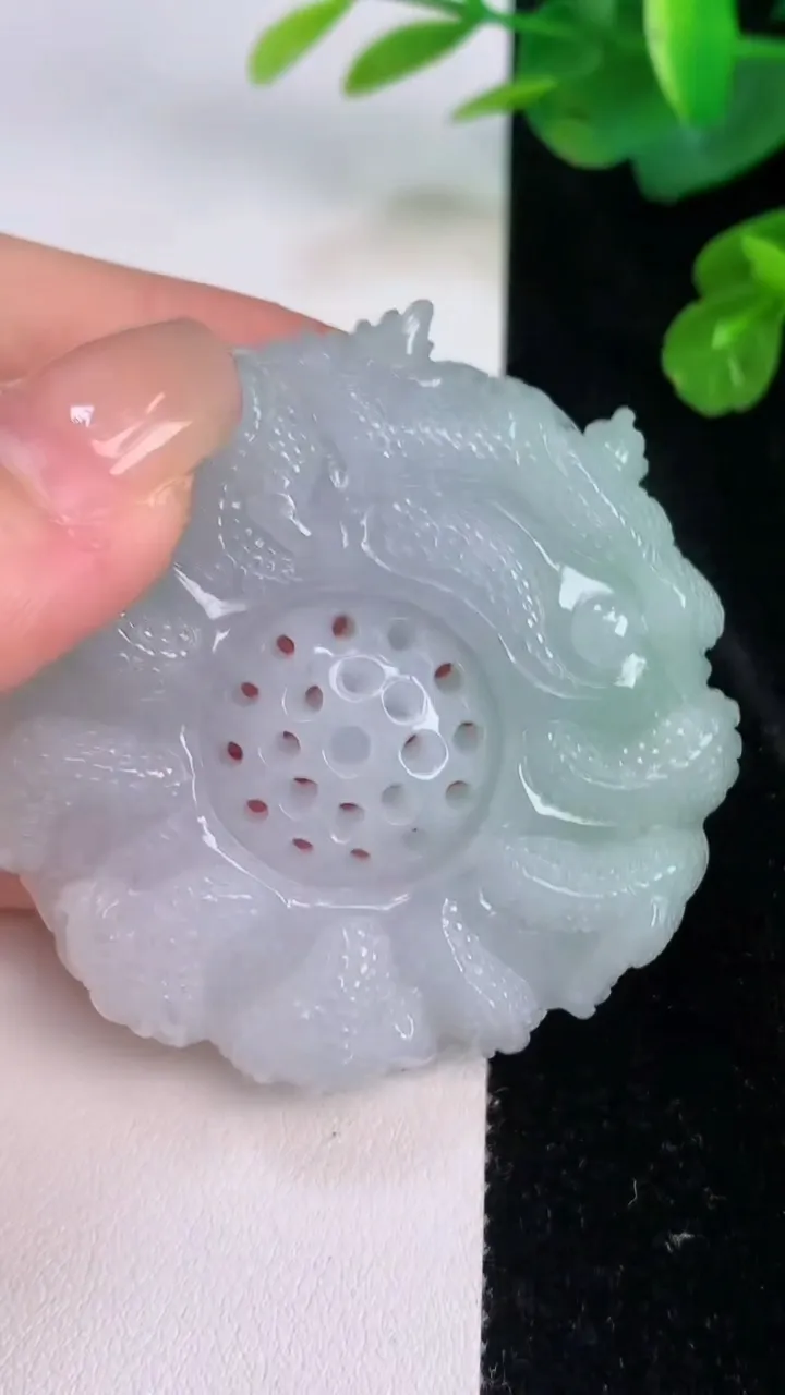 天然A货翡翠九龙至尊 龙牌吊坠，尺寸53-52.7-11.8，重量:56.24g
7月28日