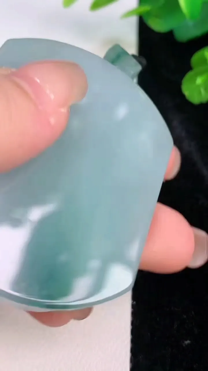 天然A货翡翠飘花仿古无事牌吊坠，尺寸54.2-44-6，重量:42.48g
7月28日