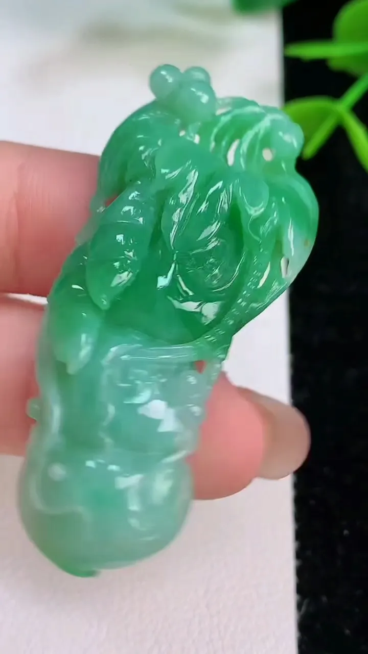 天然A货翡翠佛手瓜吊坠，尺寸47.4-21.5-7.4，重量:12.20g
7月28日