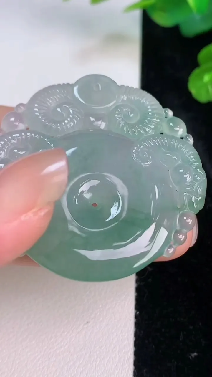 天然A货翡翠冰种飘花三阳开泰 仿古平安扣吊坠，尺寸42-42.8-5.6，重量:19.86g
7月28日