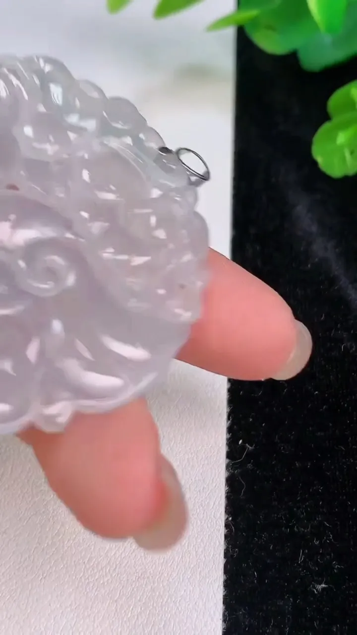 天然A货翡翠种白冰神龙护主吊坠，尺寸51-50.4-4.2，重量:22.26g
7月28日