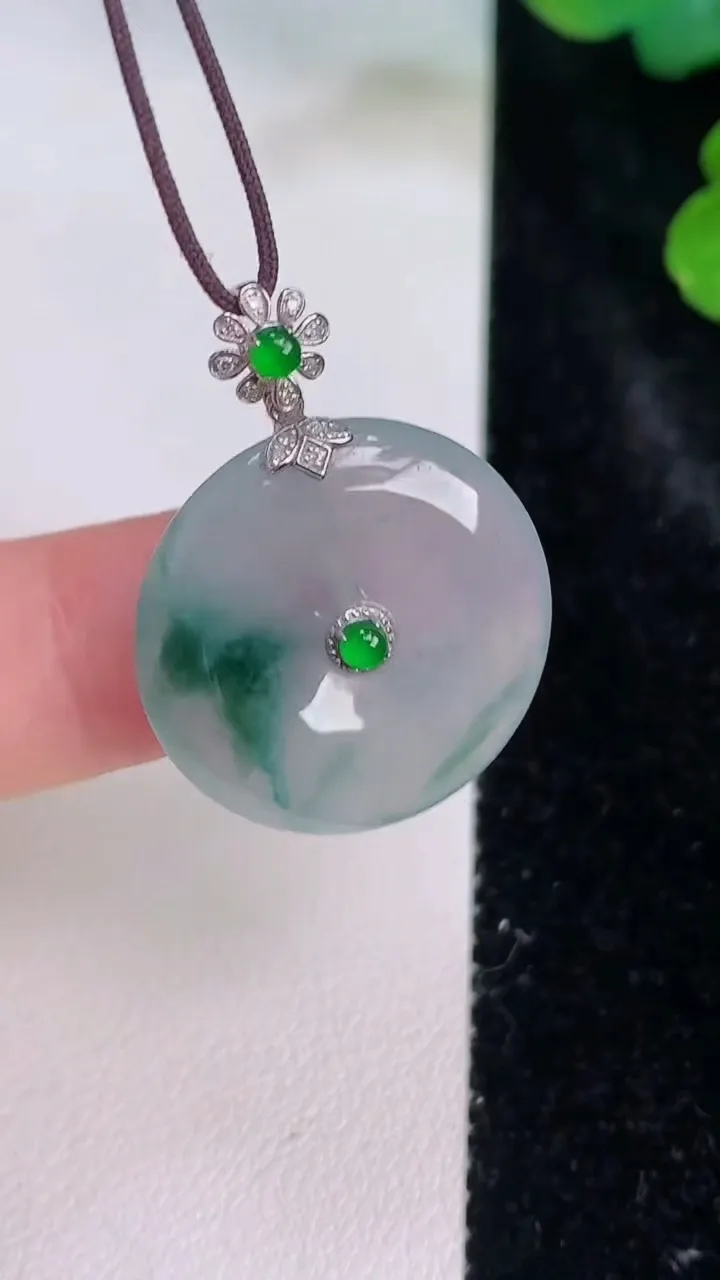 天然A货翡翠种飘花平安扣吊坠，尺寸22-4.2，重量:4.63g
7月28日