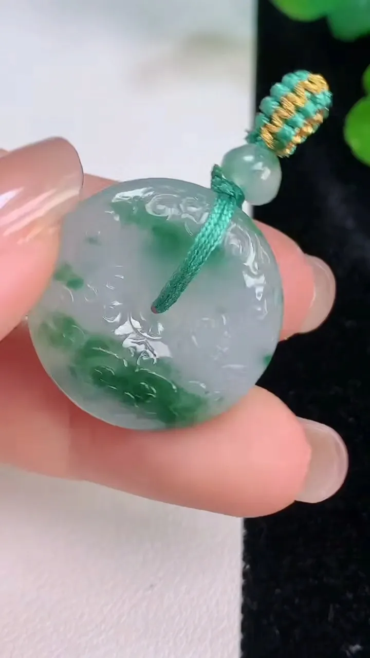 天然A货翡翠冰种雕花平安扣吊坠，尺寸24.4-6，重量:7.82g
7月28日