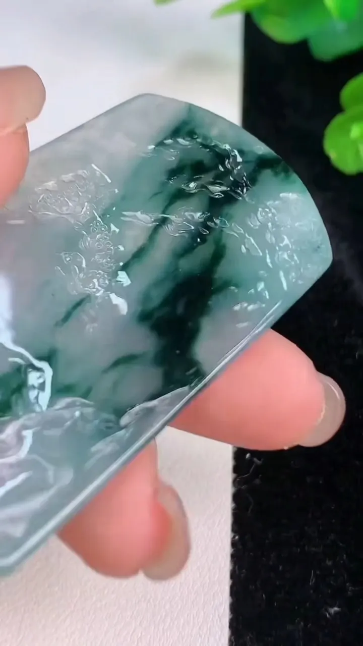 天然A货翡翠冰种飘花山水观音菩萨吊坠，尺寸60-36.8-5，重量:24.04g
7月28日