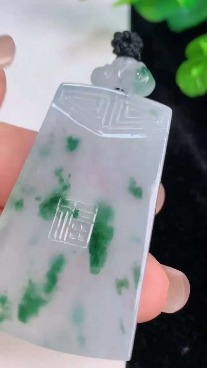 天然A货翡翠冰种飘花仿古无事牌吊坠，尺寸46.3-28-4.6，重量:18.29g
7月28日