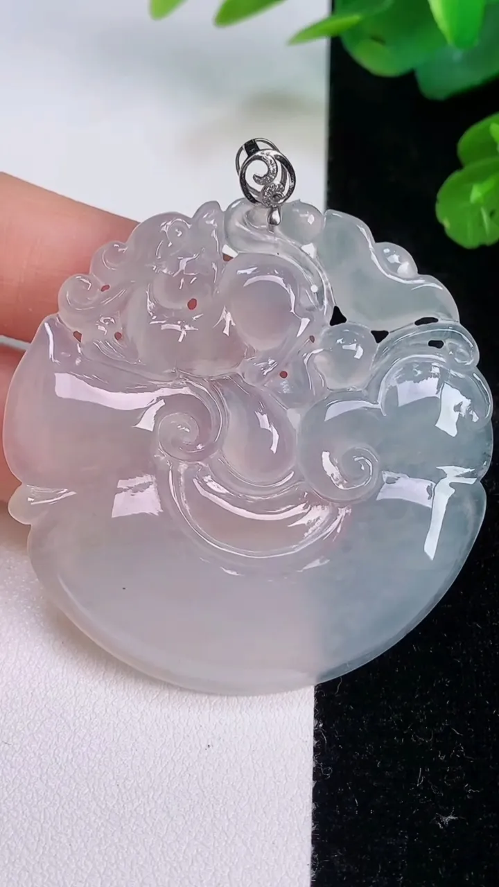 天然A货翡翠种白冰神龙护主吊坠，尺寸51-50.4-4.2，重量:22.26g
7月28日