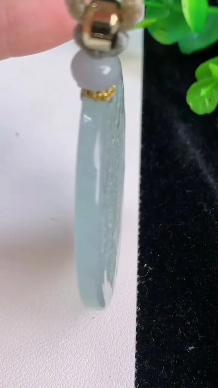 天然A货翡翠山水牌吊坠，尺寸51.8-4.4，重量:34.43g
7月28日