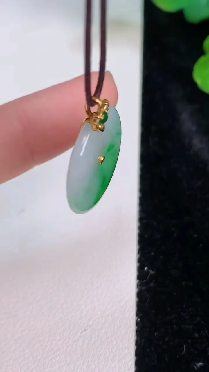 天然A货翡翠平安扣吊坠，尺寸19-3.6，重量:3.12g
7月28日