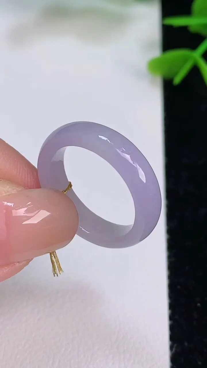 天然A货翡翠紫罗兰指环 戒指，尺寸16.8-4.7-3，重量:2.71g2025年7月28日
工厂直销收藏佳品,种好水足，色泽均匀，有种有色，上手高大气！