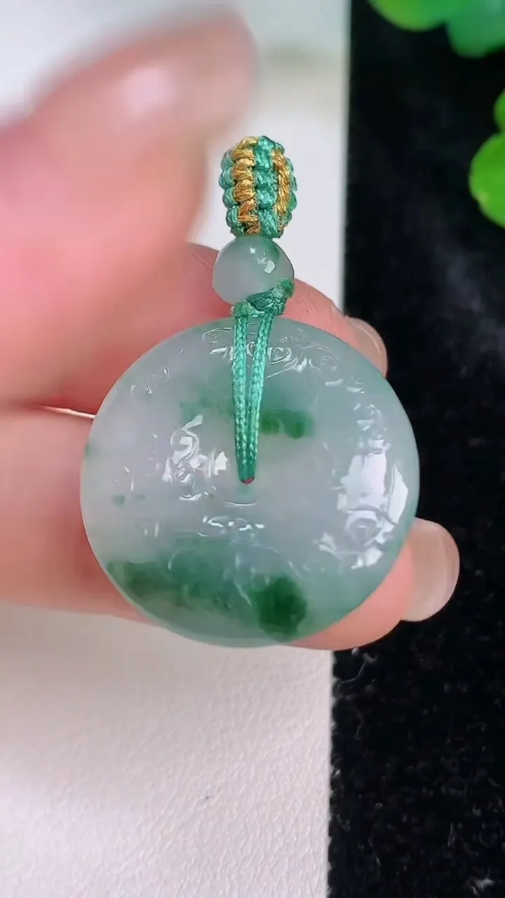天然A货翡翠冰种雕花平安扣吊坠，尺寸24.4-6，重量:7.82g
7月28日