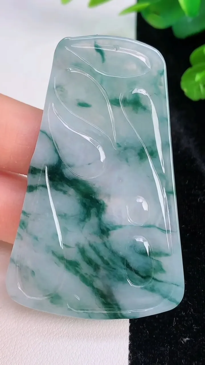 天然A货翡翠冰种飘花普贤菩萨吊坠，尺寸61.2-38.6-4，重量:23.64g
7月28日