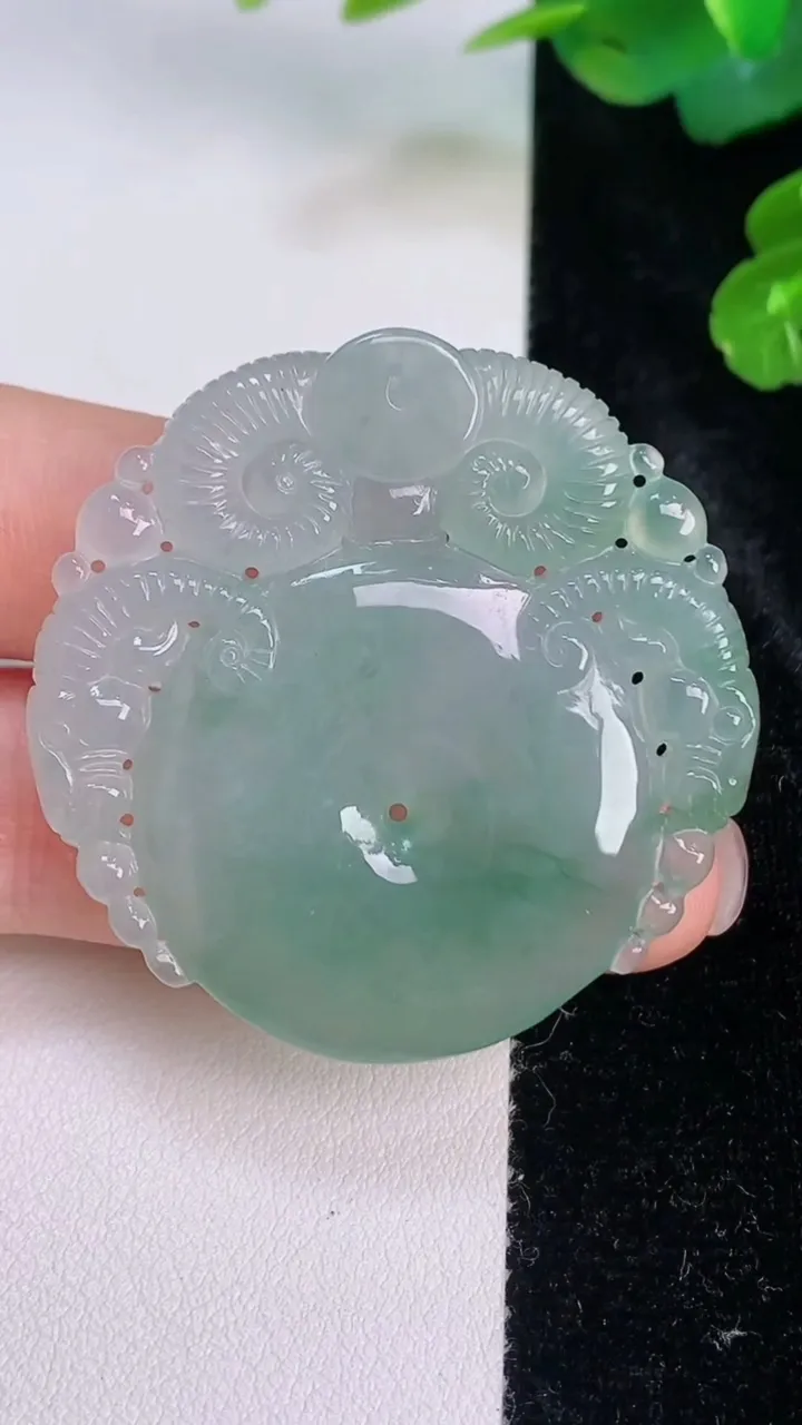 天然A货翡翠冰种飘花三阳开泰 仿古平安扣吊坠，尺寸42-42.8-5.6，重量:19.86g
7月28日