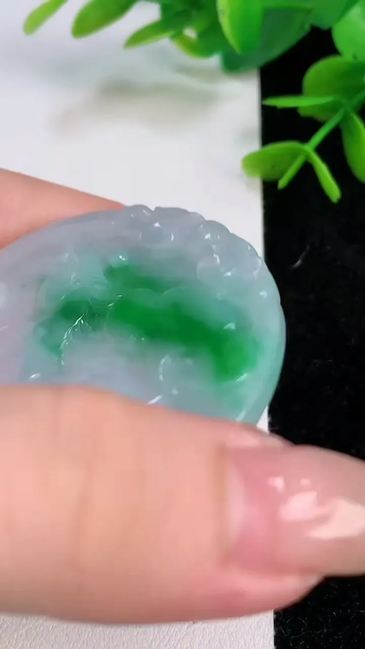 天然A货翡翠生肖马吊坠，尺寸52.5-4，重量:24.49g
7月28日