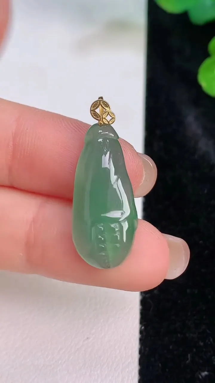 天然A货翡翠蟹钳吊坠，尺寸25-11-4，重量:2.06g
7月28日