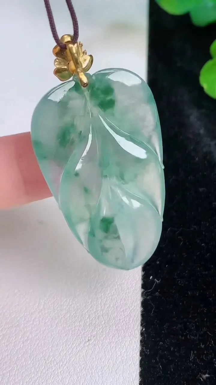 天然A货翡翠种飘花金枝玉叶 叶子吊坠，尺寸38.6-24-4.3，重量:8.31g
7月28日