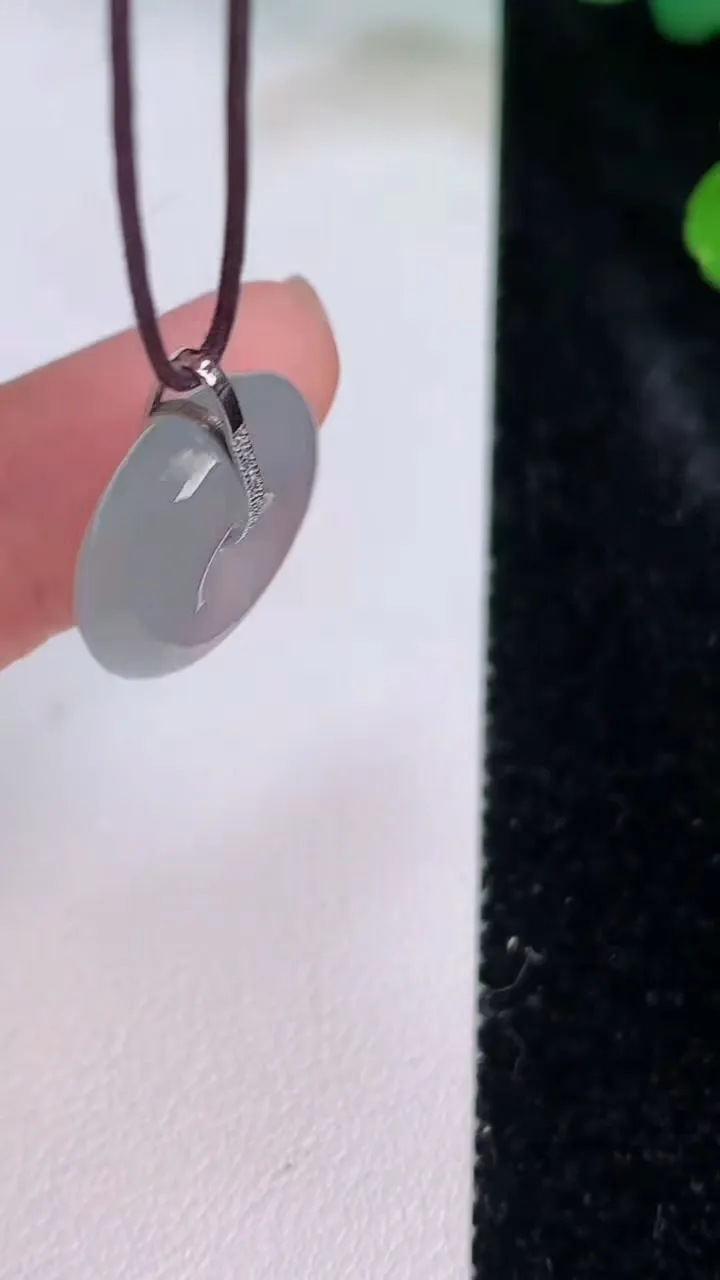 天然A货翡翠种白冰平安扣吊坠，尺寸16.4-5.5，重量:3.35g
7月28日