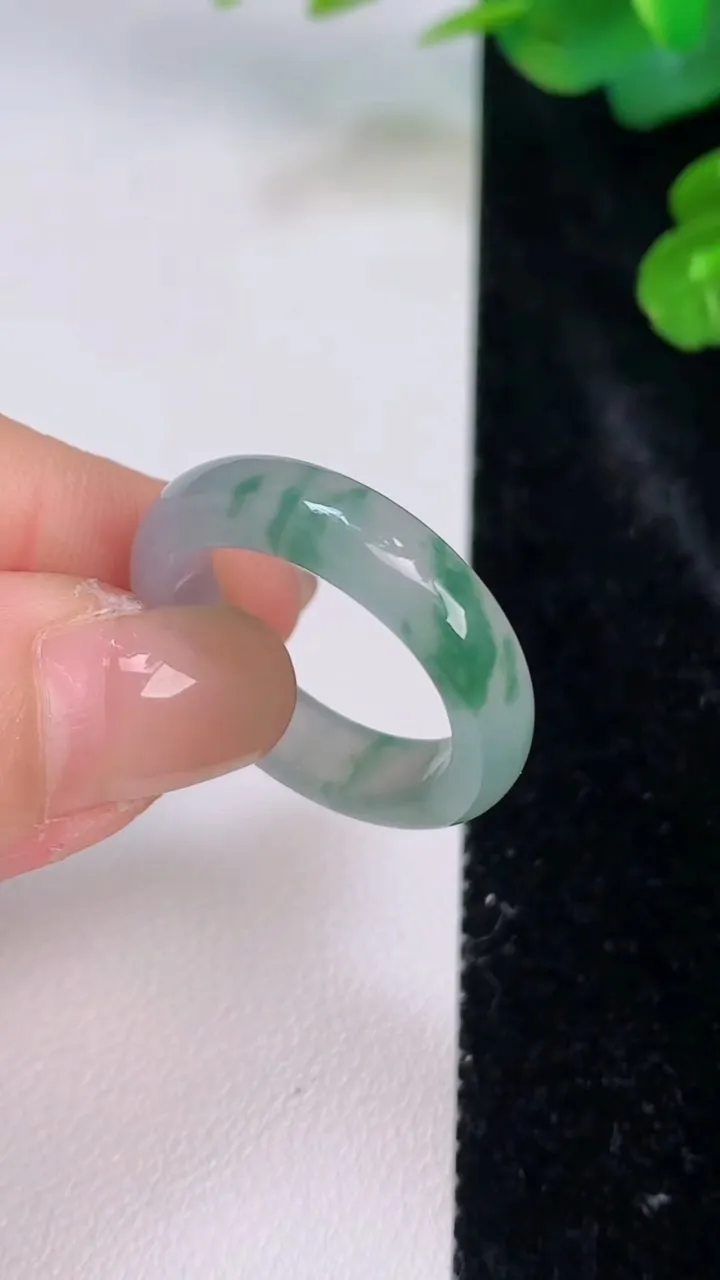天然A货翡翠冰种飘花指环 戒指，尺寸192-5.4-3，重量:4.14g2025年7月28日
工厂直销收藏佳品,种好水足，色泽均匀，有种有色，上手高大气！
