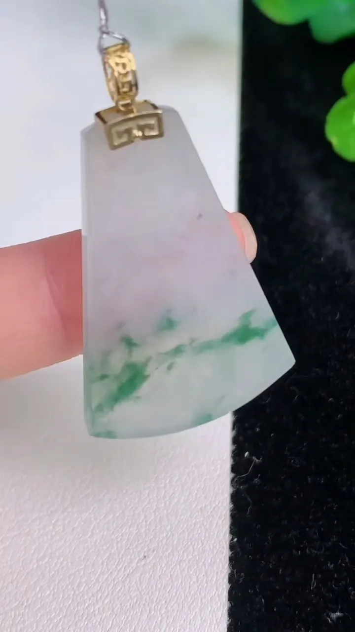 天然A货翡翠种飘花无事牌吊坠，尺寸36-24-3.4，重量:7.49g
7月28日
