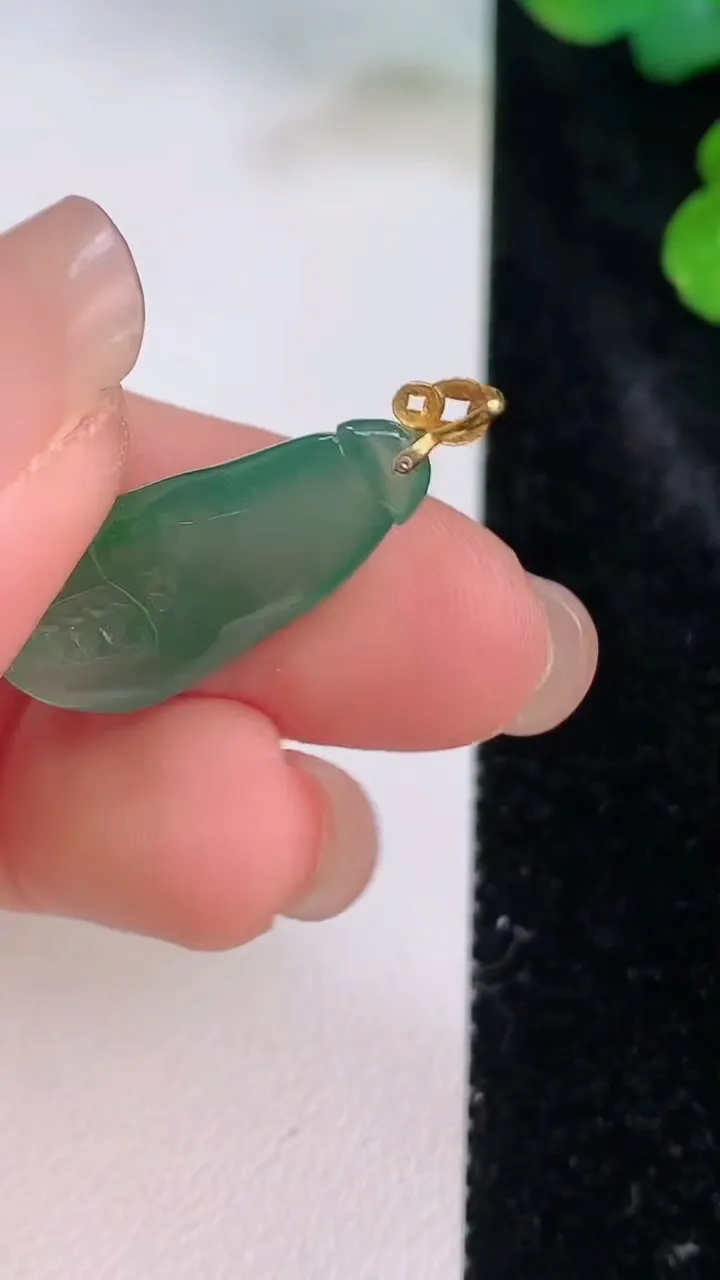 天然A货翡翠蟹钳吊坠，尺寸25-11-4，重量:2.06g
7月28日