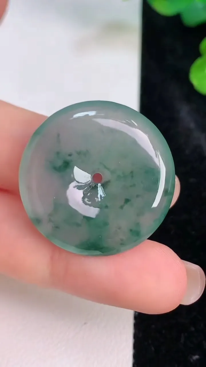 天然A货翡翠冰种飘花平安扣吊坠，尺寸28-5.2，重量:8.76g
7月28日