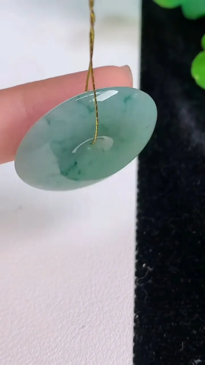 天然A货翡翠冰种飘花平安扣吊坠，尺寸28.3-5.8，重量:9.85g
7月28日