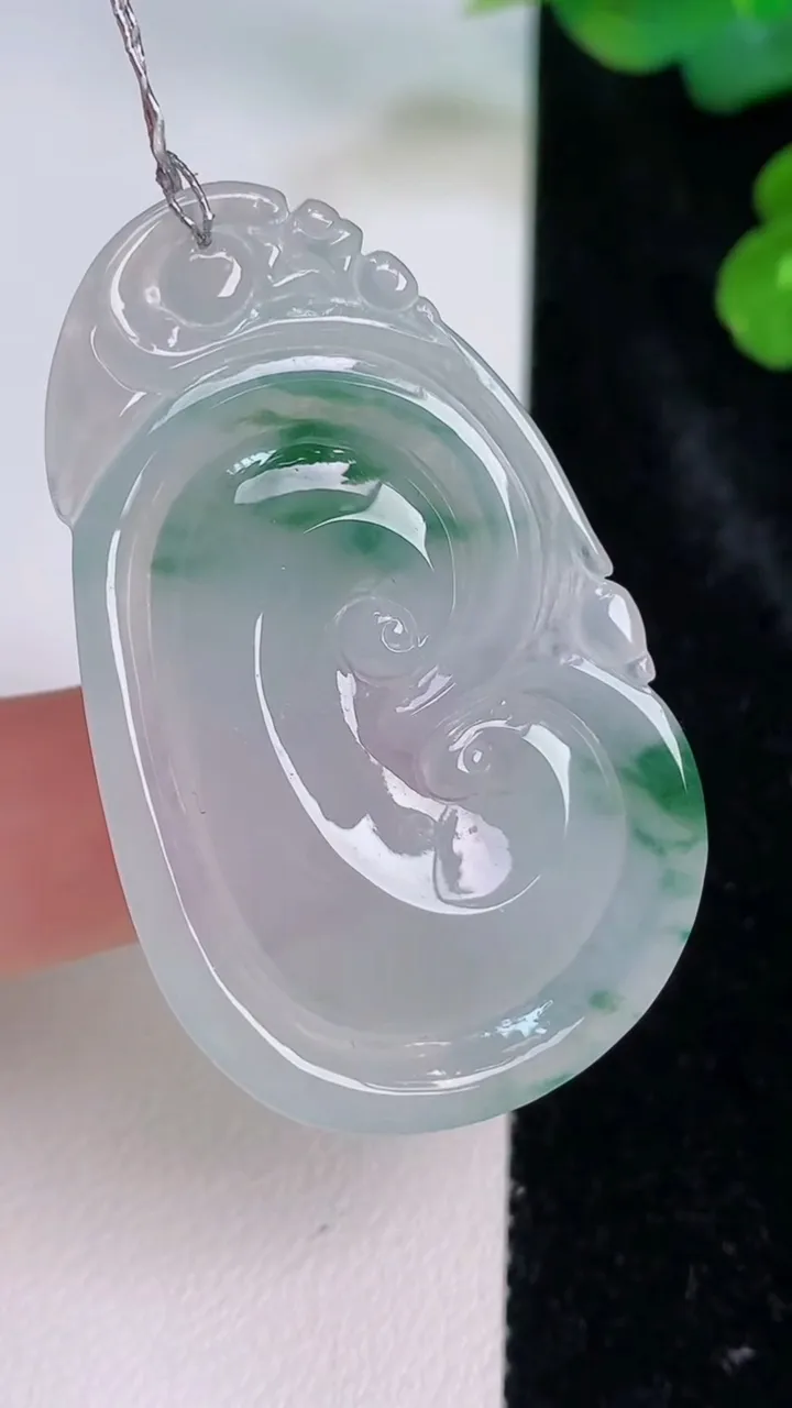 天然A货翡翠冰种飘花如意吊坠，尺寸46-28-6，重量:10.86g
7月28日