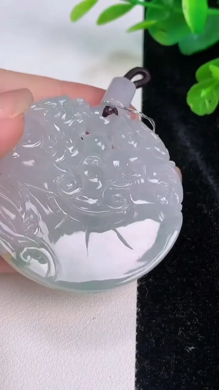 天然A货翡翠貔貅牌吊坠，尺寸40.2-50.2-9.7，重量:50.60g
7月28日