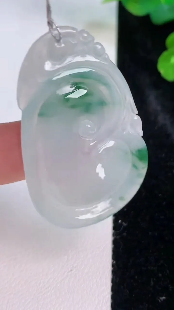 天然A货翡翠冰种飘花如意吊坠，尺寸46-28-6，重量:10.86g
7月28日