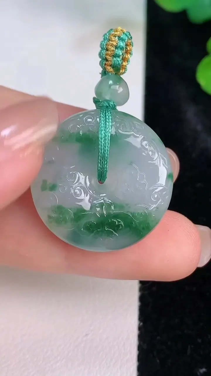 天然A货翡翠冰种雕花平安扣吊坠，尺寸24.4-6，重量:7.82g
7月28日
