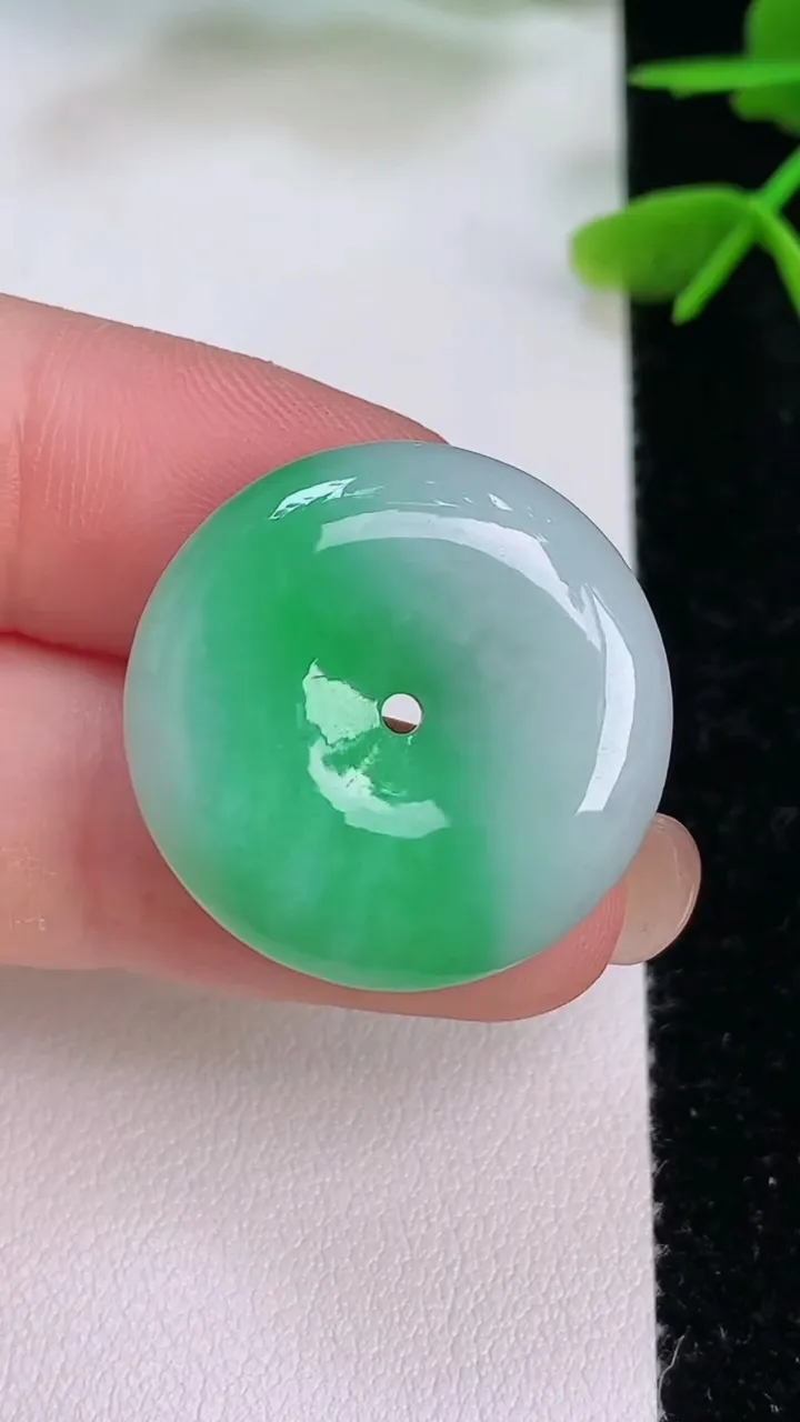 天然A货翡翠平安扣吊坠，尺寸24-5，重量:6.16g
7月28日
