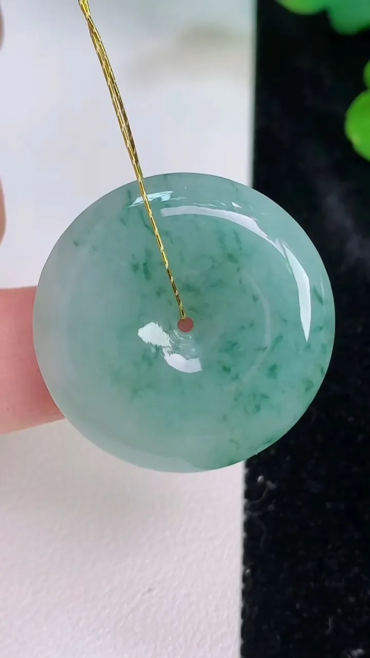 天然A货翡翠冰种飘花平安扣吊坠，尺寸28.3-5.8，重量:9.85g
7月28日