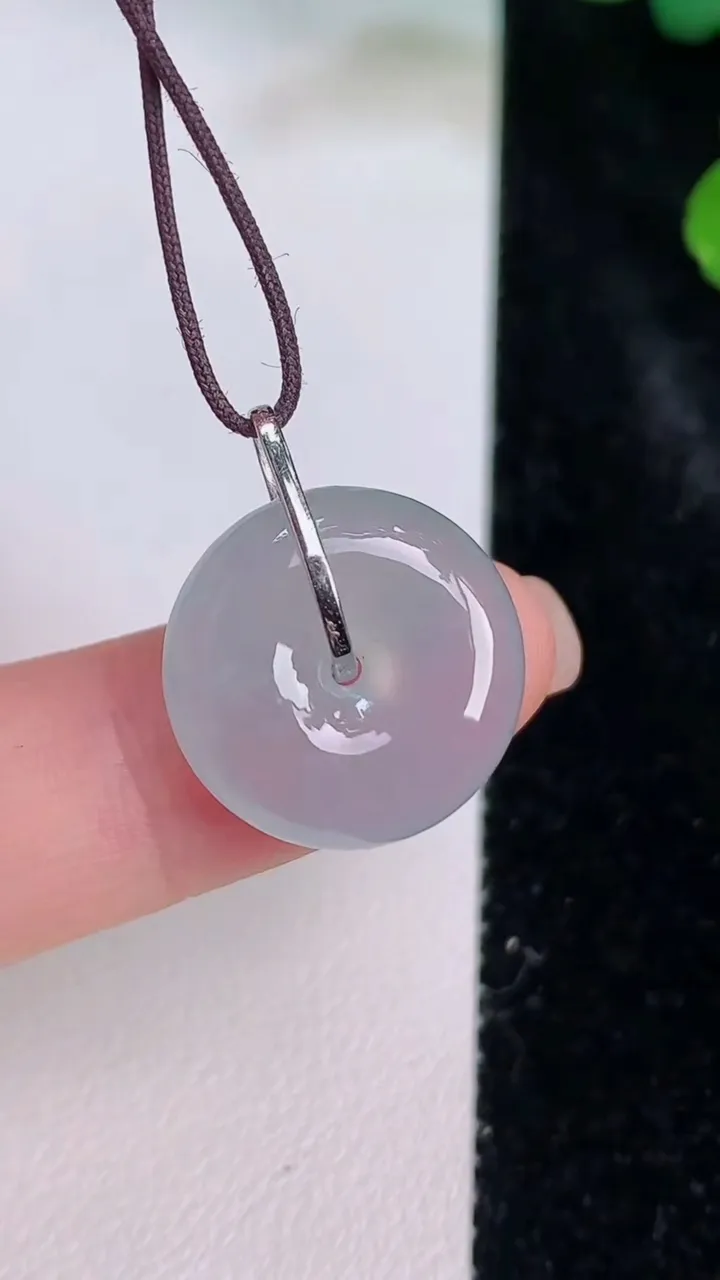 天然A货翡翠种白冰平安扣吊坠，尺寸16.4-5.5，重量:3.35g
7月28日