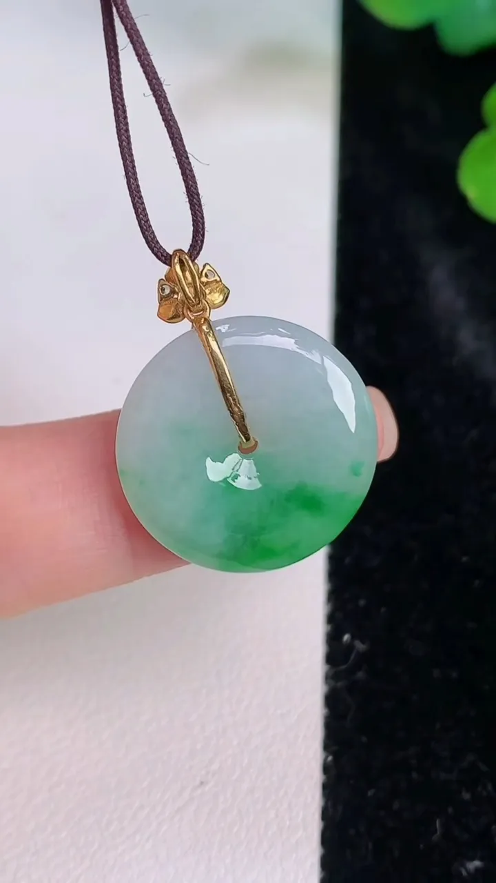天然A货翡翠平安扣吊坠，尺寸19-3.6，重量:3.12g
7月28日