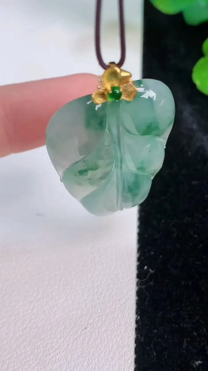 天然A货翡翠种飘花金枝玉叶 叶子吊坠，尺寸38.6-24-4.3，重量:8.31g
7月28日