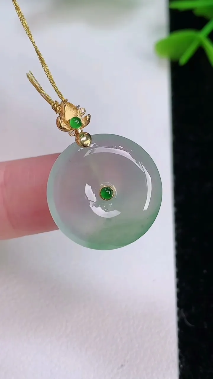 天然A货翡翠平安扣吊坠，尺寸18-4.4，重量:3.22g
7月29日