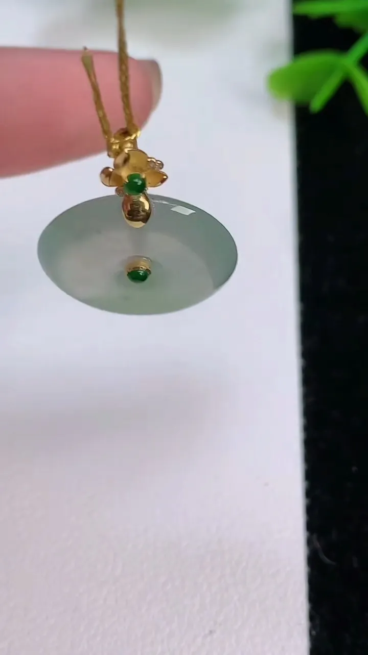 天然A货翡翠平安扣吊坠，尺寸18-4.4，重量:3.22g
7月29日
