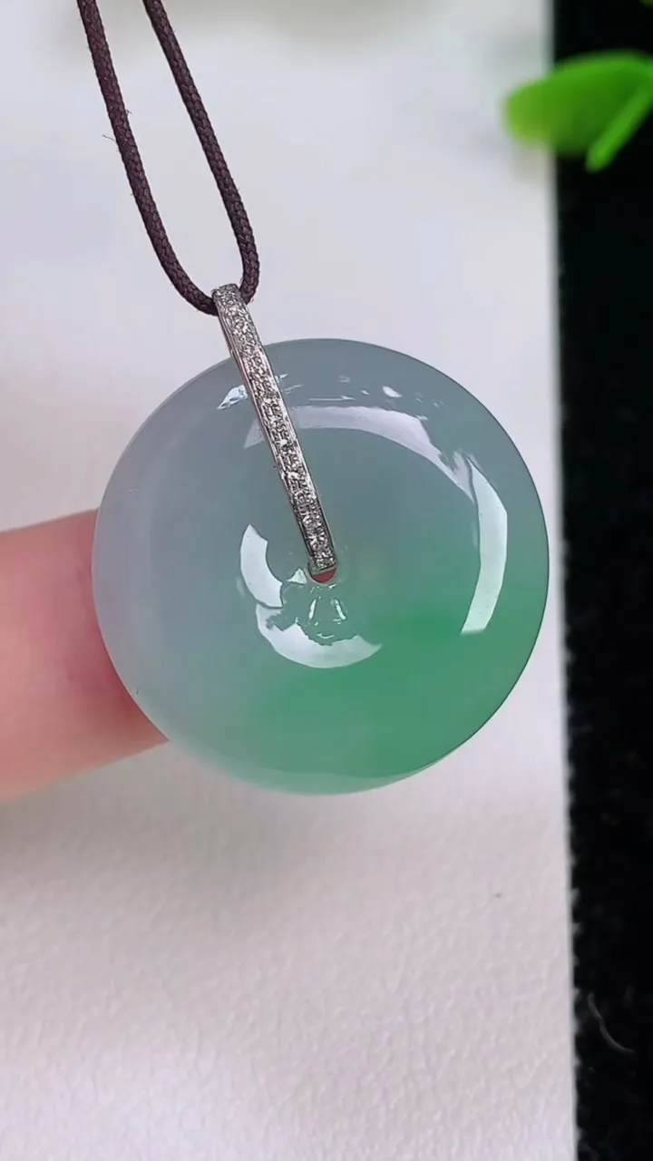 天然A货翡翠平安扣吊坠，尺寸23-6.6，重量:7.64g
7月29日